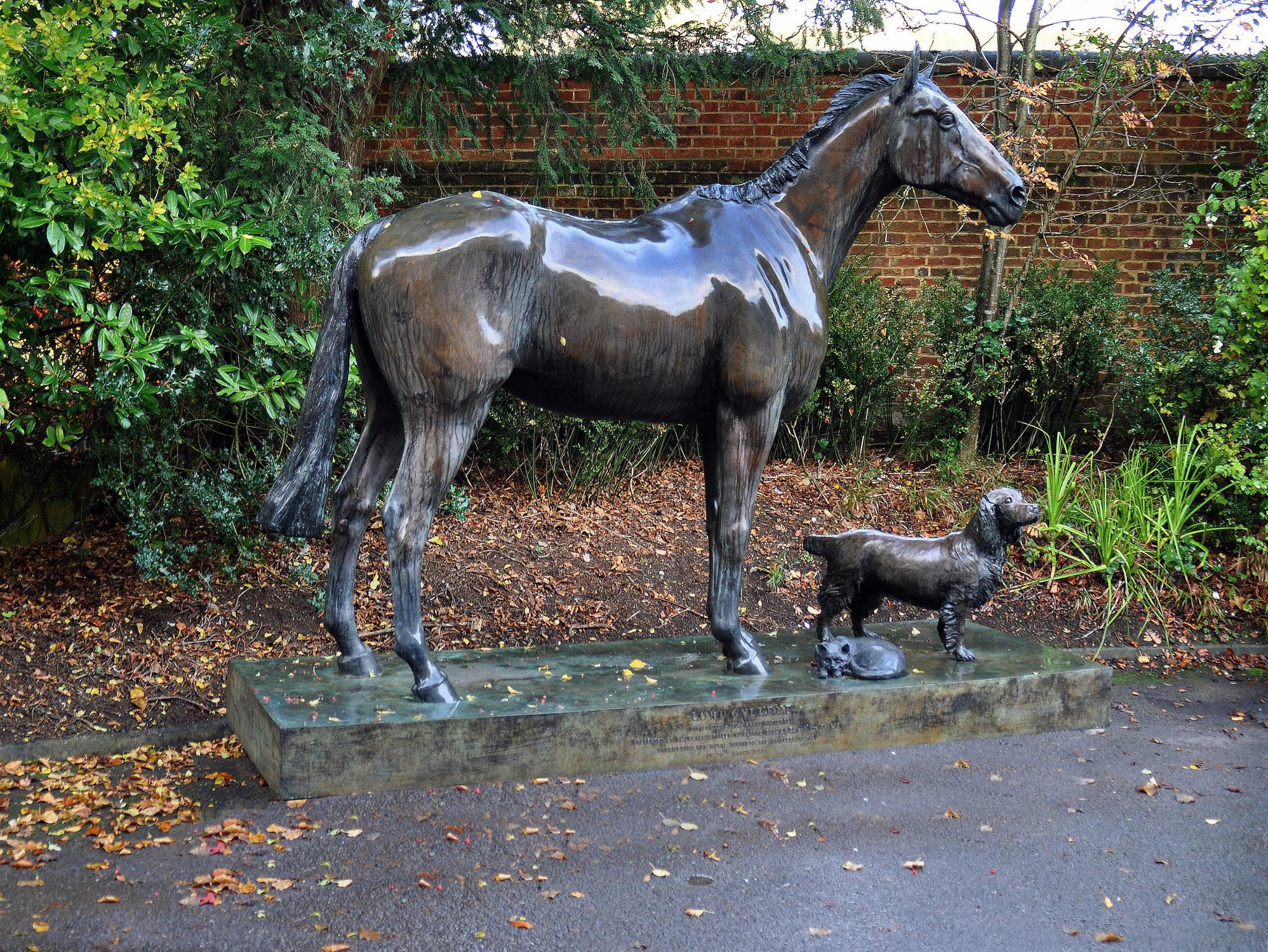 Sculpture of Lord Gyllene, winner of the 1997 Grand National